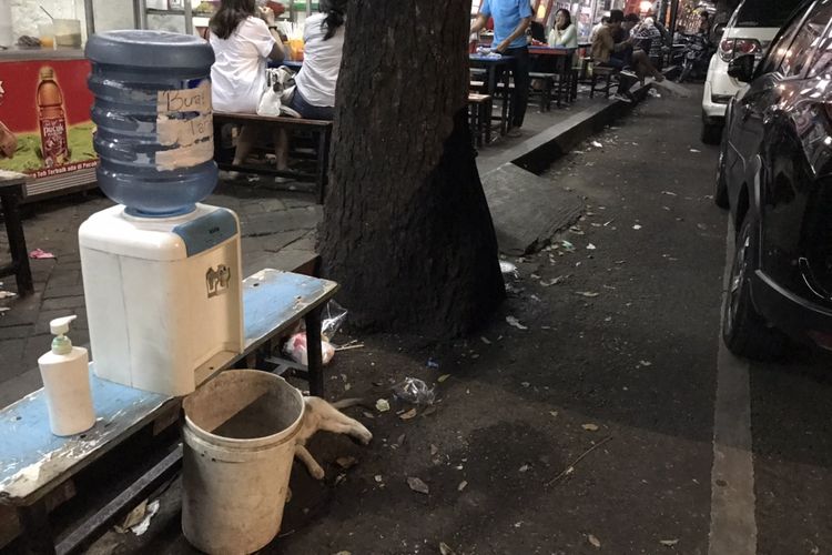 Fasilitas cuci tangan di area kuliner Bubur Ayam Barito, Kebayoran Baru, Jakarta, Selasa (7/7/2020) malam.