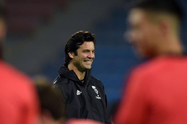 Pelatih Real Madrid, Santiago Solari, memimpin anak-anak asuhannya berlatih di Plzen jelang pertandingan Liga Champions, 6 November 2018. 