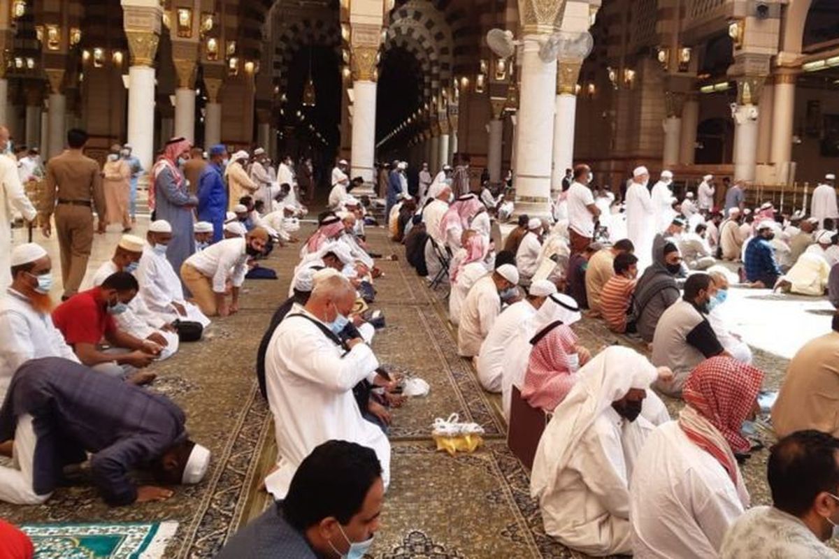 Masker tak harus dikenakan di ruang terbuka, kecuali di tempat-tempat khusus seperti di Masjidil Haram di MekKah dan Masjid Nabawi di Madinah.