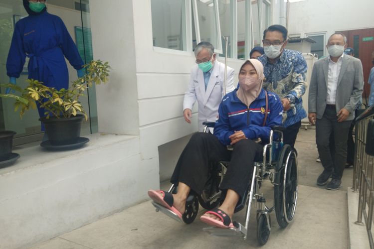 Gubernur Jawa Barat Ridwan Kamil mengantar Yasmin Nafisah menjalani pemeriksaan di Rumah Sakit Halmahera, Kota Bandung, Selasa (19/10/2021). Yasmin merupakan atlet bola voli asal Kota Cimahi, Jabar yang mengalami cedera saat berlaga di PON Papua.