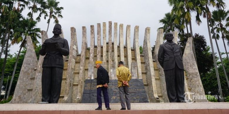 Anggota Legiun Veteran Republik Indonesia (LVRI) Dalijan (kanan) dan Kawit (kiri) memperhatikan patung proklamator saat berkunjung ke Tugu Proklamasi di Jakarta.