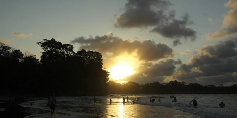 Keindahan Pantai Batu Karas Ciamis 