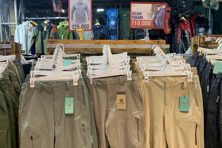 Promo celana panjang di Indofest 2025.