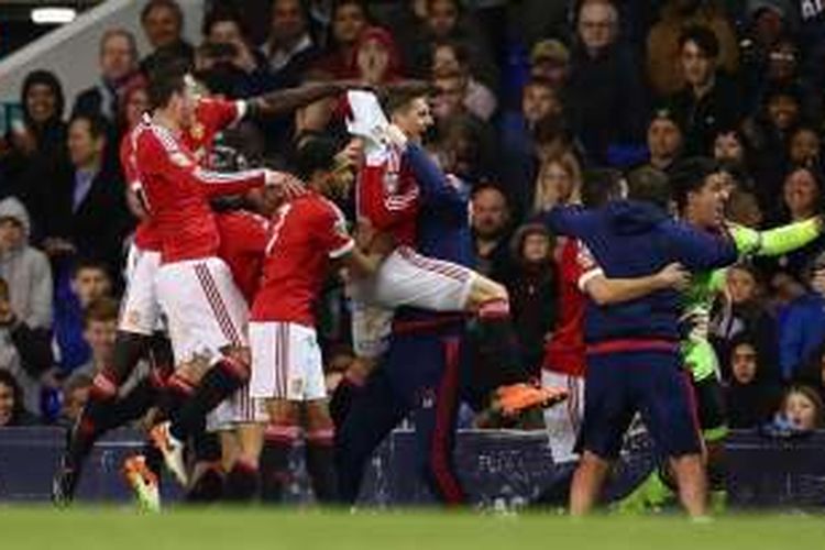 Para pemain Manchester United U-21 merayakan kemenangan atas Tottenham Hotspur U-21, Selasa (19/4/2016).