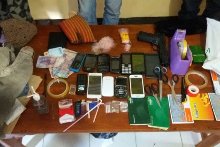 Barang bukti yang diamankan di Sat Narkoba Polres Bima Kota dari empat pelaku penyalahgunaan narkotika jenis sabu-sabu, Senin (24/7/2017)