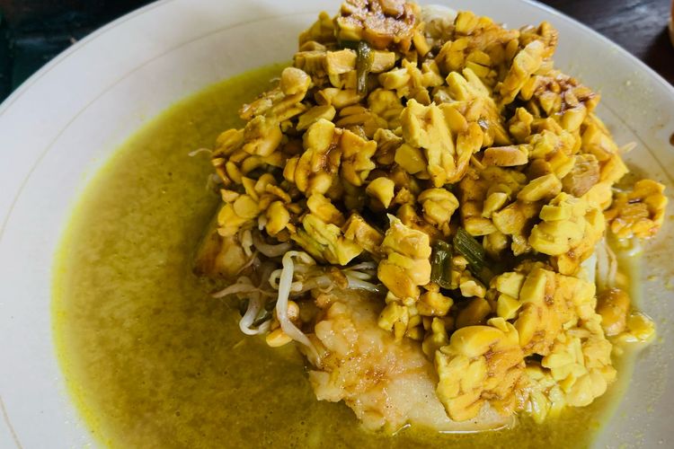 Orem-orem merupakan masakan berkuah santan dengan isian yang berbahan dasar irisan tempe, mirip seperti opor atau kare yang disajikan dengan ketupat dan tauge.