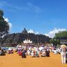 Di Bawah Panas Terik, Umat Buddha Hikmat Ikuti Detik-detik Waisak 2022 di Candi Borobudur