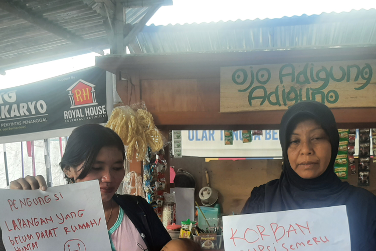 Penyintas Semeru keluhkan pembagian rumah baru tidak sesuai janji, Kamis (2/6/2022)