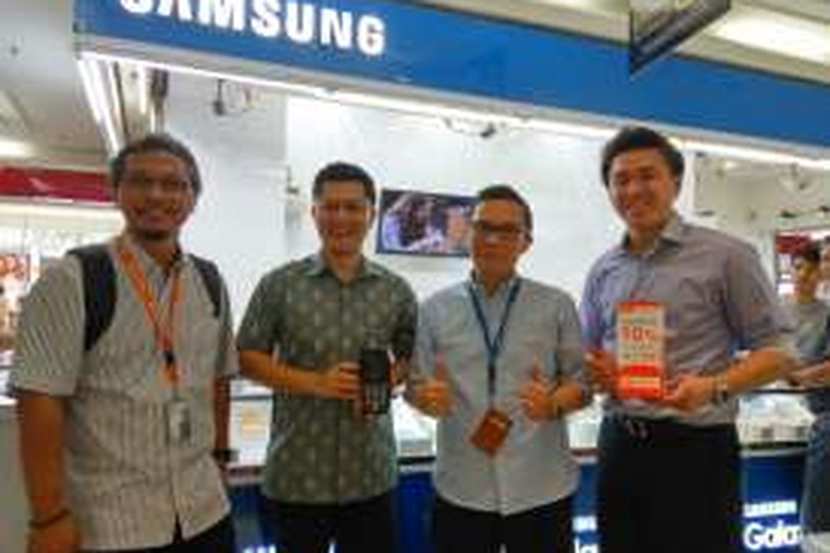 CEO TrueMoney Joedi Wisoeda (kiri) bersama CEO Ascend Group Punnamas Wichitkulwongsa (dua kiri), dalam kerja sama dengan Samsung. 