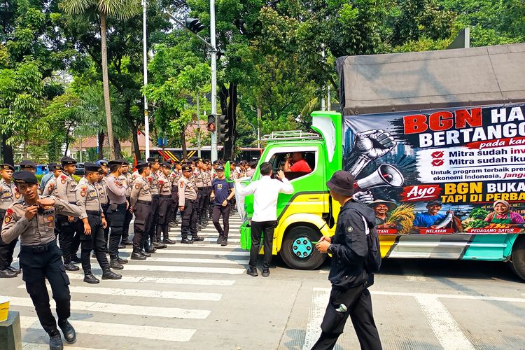 Massa Pendukung MBG Dicegat Polisi Saat Hendak Aksi di Kantor BGN