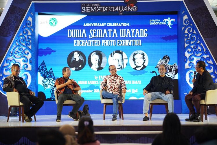 Fauzie Helmy (tengah) dan Darwis Triadi, Arbain Rambey dan Risman Marah dalam bincang-bincang pameran fotografi Dunia Semata Wayang di The Park Mall, Solo Baru, 6-7 November 2020. (Foto: Fauzie Helmy)