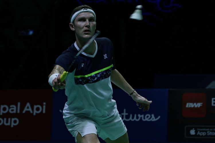 Tunggal putra Denmark, Viktor Axelsen bertanding melawan tunggal putra China Zhao Jun Peng pada laga final Indonesia Open 2022 di Istora Senayan, Jakarta, Minggu (19/6/2022). Axelsen mengalahkan Zhao Jun Peng dua gim langsung, via skor 21-9 dan 21-10. Viktor Axelsen belum bisa beranjak dari tren buruk. Terkini, sang nomor satu dunia kalah dari Chou Tien Chen di semifinal Swiss Open 2023.