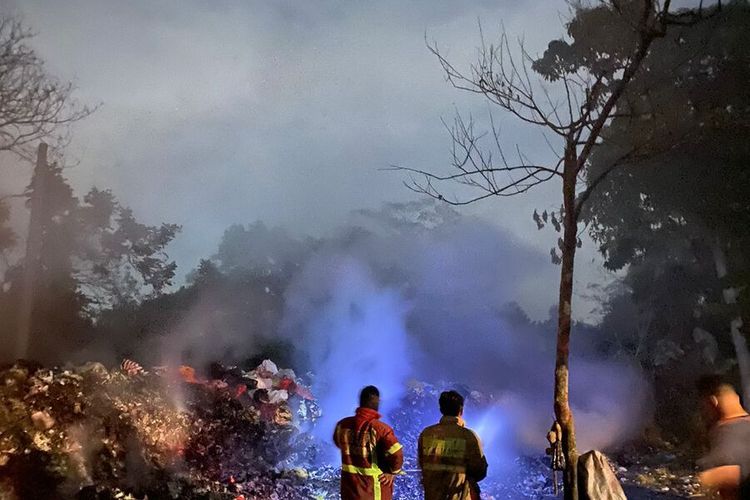 Sejumlah petugas tengah memadamkan api akibat kebakaran yang terjadi di sebuah TPS di Desa Sukamukti, Kabupaten Bandung, Jawa Barat, pada Minggu (23/6/2024)