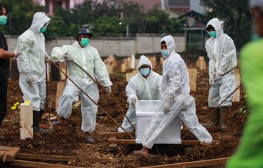 Petugas memakamkan jenazah pasien Covid-19 di TPU Srengseng Sawah, Jakarta Selatan, Senin (25/1/2021). Berdasarkan data Satgas Penanganan Covid-19, terdapat 9.994 kasus baru dalam 24 jam terakhir. Jumlah pasien Covid-19 di Indonesia hingga hari ini 999.256 orang, terhitung sejak pengumuman pasien pertama pada 2 Maret 2020.