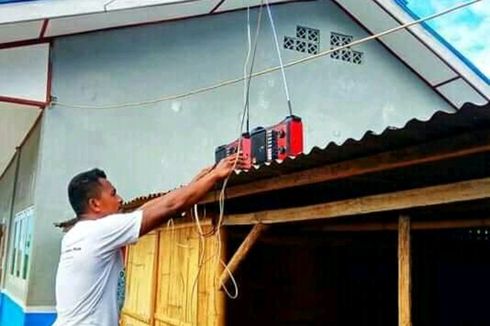 Di Pedalaman, Radio Diletakkan di Atap Sekolah agar Siswa Tak Ketinggalan Pelajaran