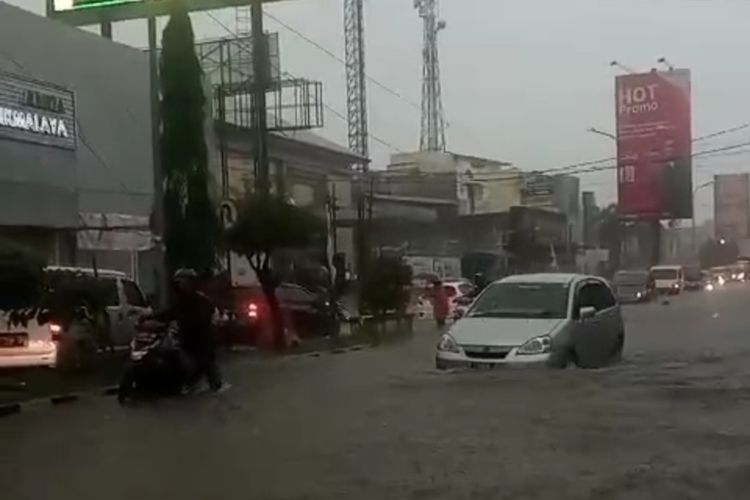 Banjir akibat hujan deras terjadi di beberapa titik jalan protokol, provinsi dan Nasional dan RSUD Soekardjo Tasikmalaya dan Puskesmas pada Selasa (30/1/2024).