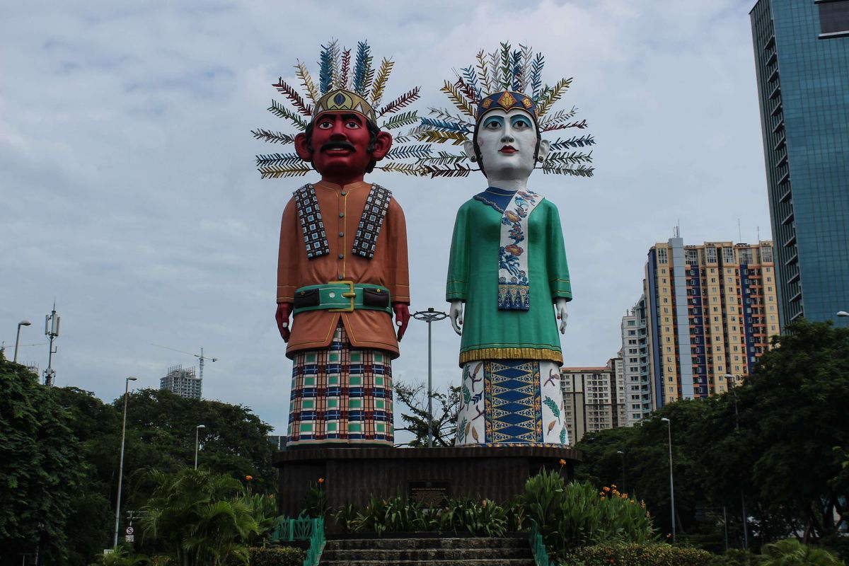 Sepasang patung ondel-ondel raksasa berdiri tegak di Jalan Benyamin Sueb, Kemayoran, Jakarta Pusat, Minggu (9/2/2020). Pemprov DKI Jakarta akan merevisi Peraturan Daerah Nomor 4 Tahun 2015 tentang Pelestarian Kebudayaan Betawi yang di mana ondel-ondel merupakan salah satu kebudayaan khas Betawi.