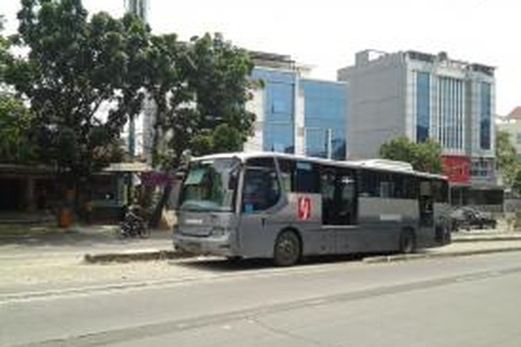 Sebuah bus Transjakarta bernomor polisi B 7431 IX mogok di Jalan Buncit Raya, Jakarta Selatan, Jumat (28/3/2014).