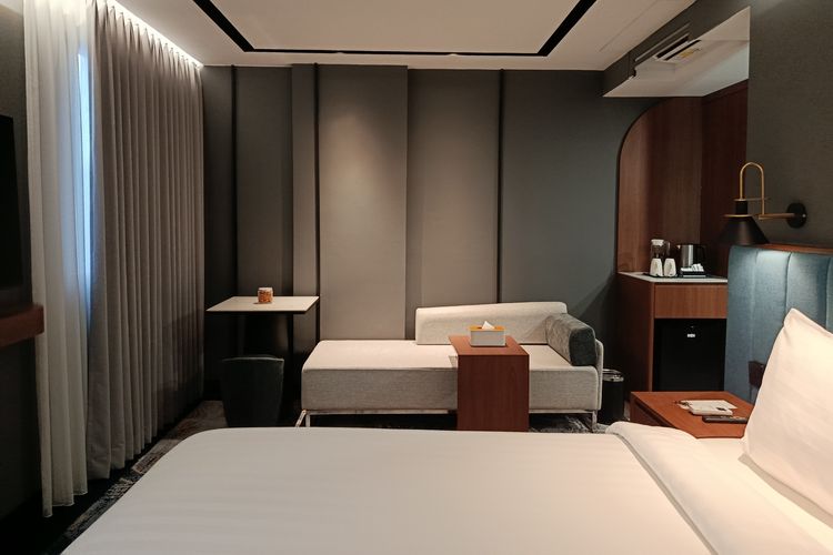 Sofa dan meja di kamar tipe Privilege di Mercure Jakarta Grogol, Jumat (1/5/2026).