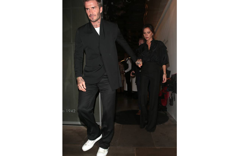 Gaya kasual David Beckham dengan busana serba hitam