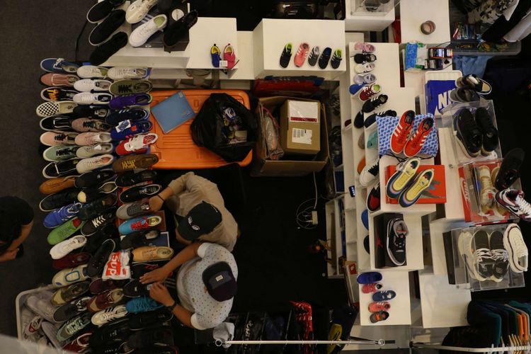 Ada 100 gerai dari 65 pedagang yang meramaikan ajang Sneakerpeak Kemang di Lippo Mall Kemang, Rabu sore (18/4/2018).