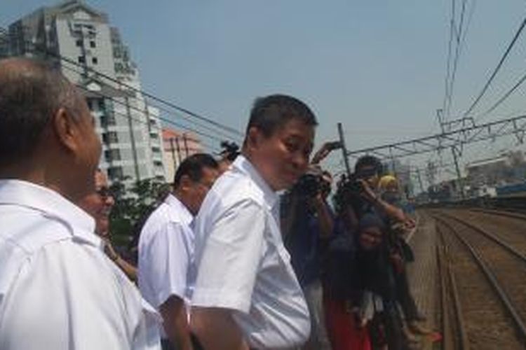 Menteri Perhubungan Ignasius Jonan saat memantau jalur rel di Stasiun Juanda, Kamis (24/9/2015).  Ia memantau rel di stasiun tersebut pasca peristiwa benturan antara dua rangkaian KRL di Stasiun Juanda pada Rabu kemarin.