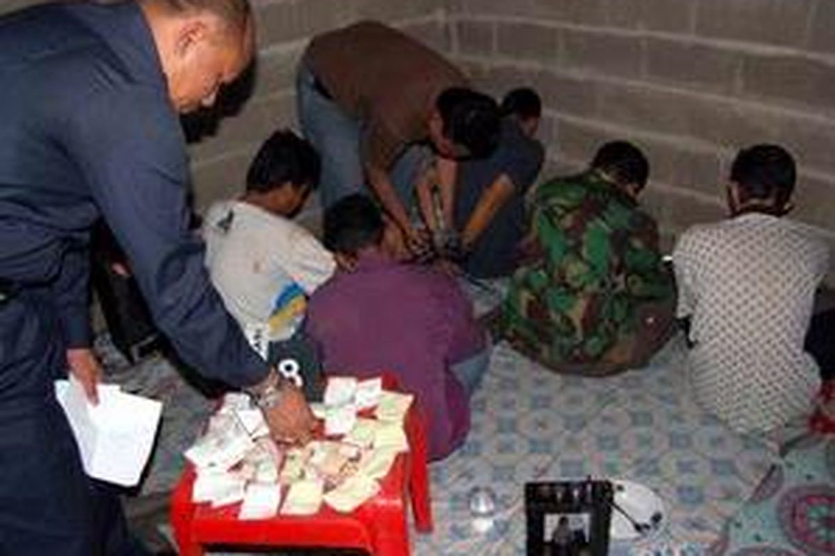 Peracik ekstasi bersama barang buktinya ditangkap polisi