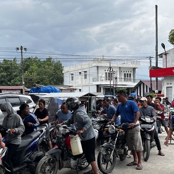 Antrean kendaraan di SPBU kawasan Tapanuli Utara, Sumatera Utara akibat kelangkaan stok BBM pada Minggu (7/12/2025) malam