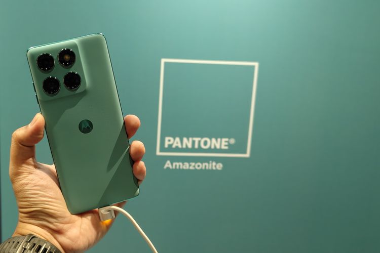 Motorola Edge 60 Fusion varian warna Pantone Amazonite dalam acara peluncuran Motorola Edge 60 Fusion di Wisma 46, Jakarta Pusat, Rabu (14/5/2025).