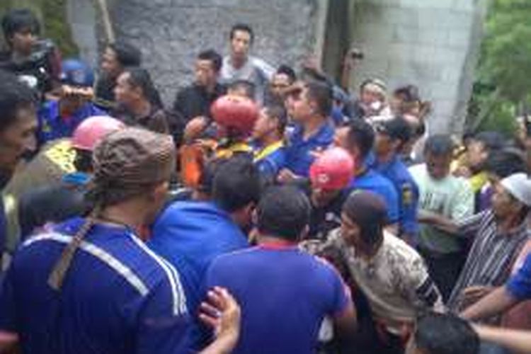Tim SAR gabungan sedang evakuasi tiga korban masuk sumur di Cijalingan, Sukabumi, Jawa Barat, Minggu (20/3/2016)  