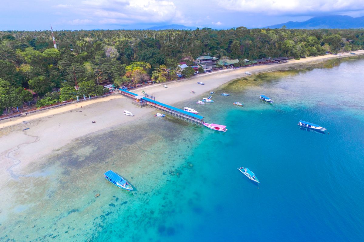 Panorama Pulau Bunaken dilihat dari atas.