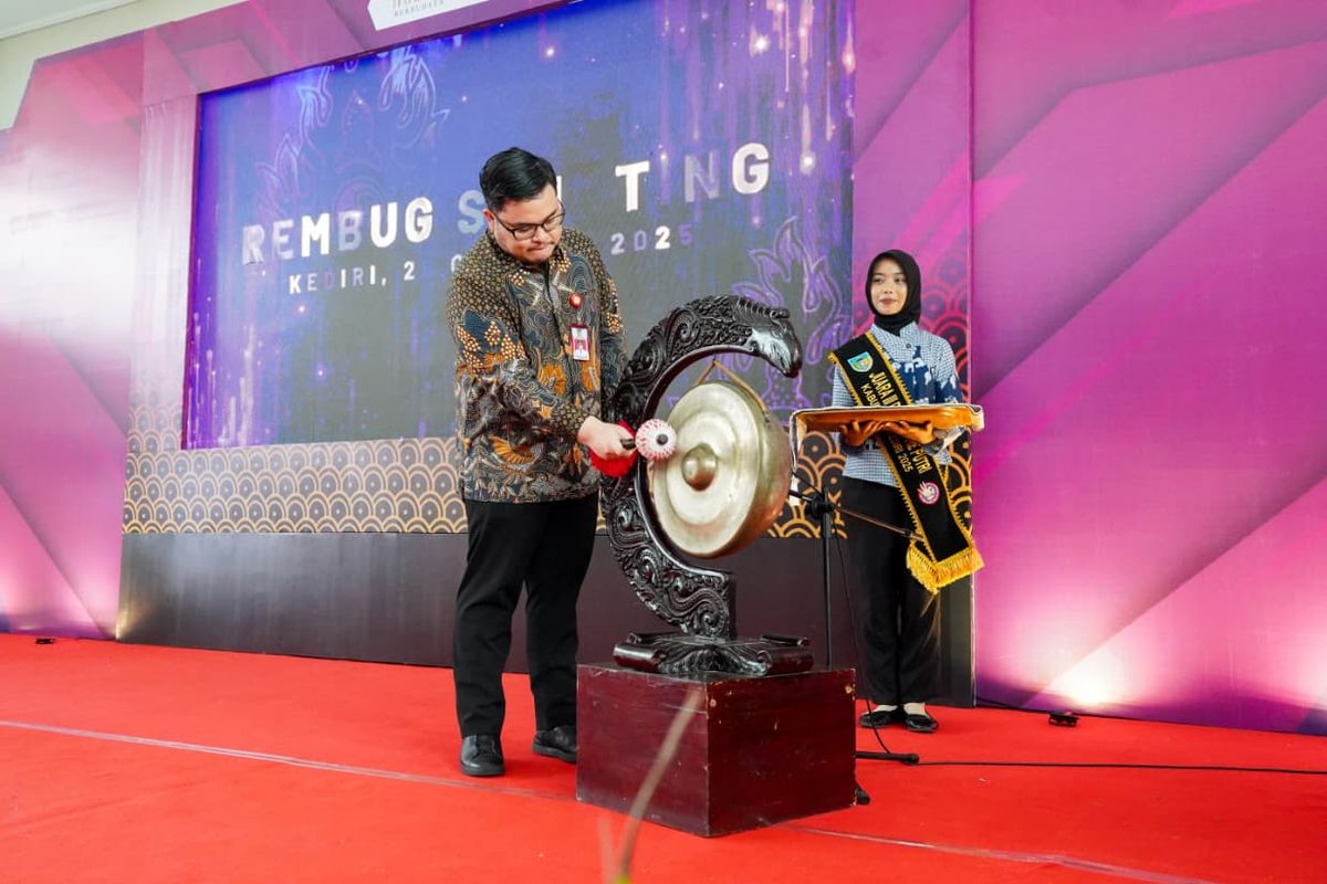 Bupati Kediri Hanindhito memukul gamelan gong dalam acara Rembug Stunting Tingkat Kabupaten Kediri.