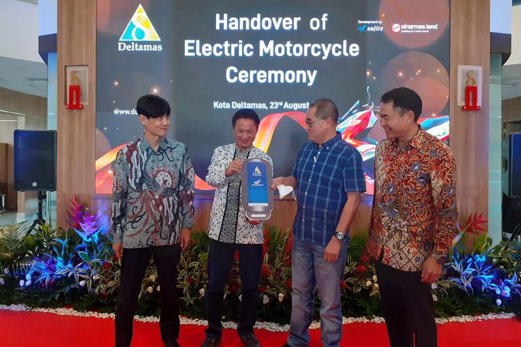 Penyerahan motor listrik dari PT HPP Energy Indonesia (HEIN) kepada PT Puradelta Lestari, Selasa (23/8/2022) 