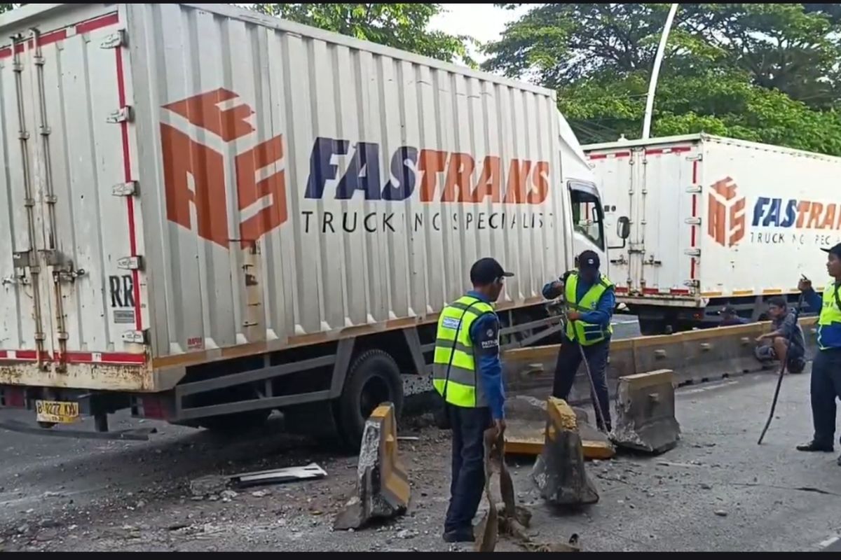 Truk ekspedisi mengalami kecelakan menabrak separator Transjakarta di kawasan Jatinegara, selasa (16/12/2025).