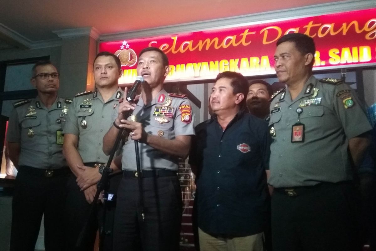  Kapolda Metro Jaya Irjen Idham Azis bersama Kapolres Jakarta Barat Kombes Hengki Haryadi di RS Polri, Jakarta Timur, Sabtu (6/1/2018)