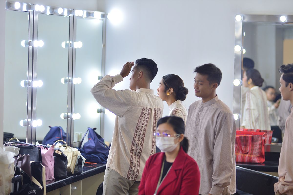 Para Abang None Jakarta sedang bersiap-siap sebelum pertunjukan TAMAN (Abang None Jakarta Ramadhan) 2024, di Senayan City, Jakarta Selatan, Sabtu (23/3/2024).