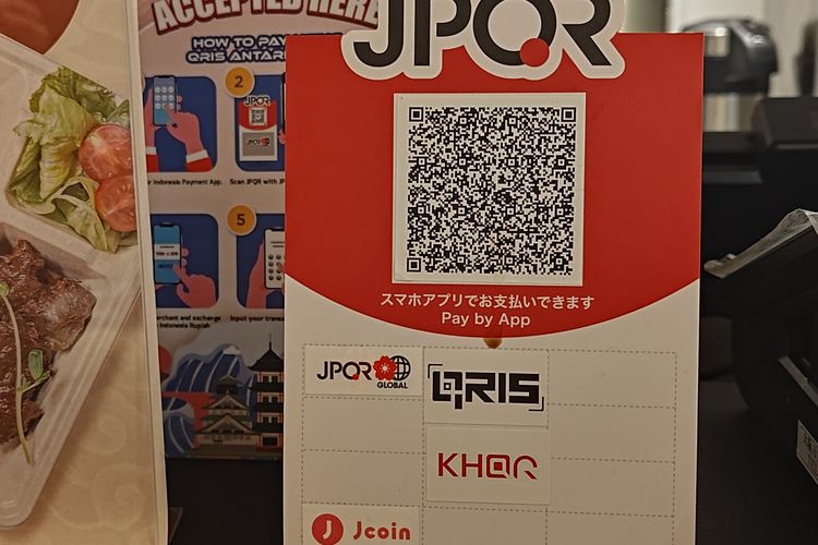 QRIS yang sudah terhubung dengan QR code Jepang (JPQR) di sebuah merchant di Paviliun Indonesia di Osaka Expo 2025. 