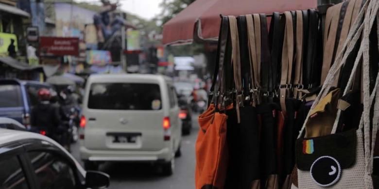 Kepadatan kendaraan dii kawasan perbelanjaan di Jalan Cihampelas, Bandung, Senin (20/7/2015). Libur lebaran dimanfaatkan wisatawan dan warga Bandung untuk berlibur dan berbelanja. 