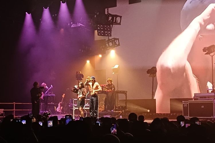 LANY Bikin Histeris, Paul Klein Ajak Penonton ke Atas Panggung