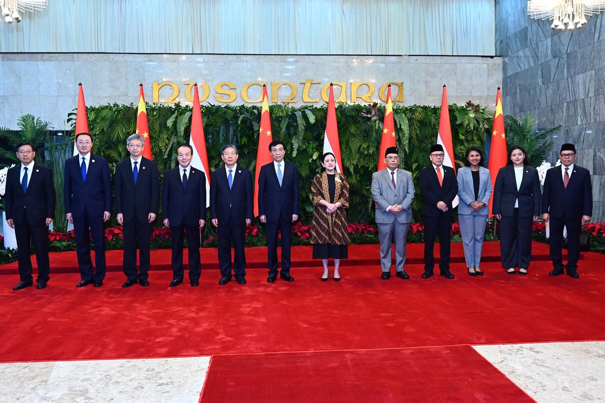 Ketua DPR RI Puan Maharani berfoto bersama Ketua Konferensi Permusyawaratan Politik Rakyat China (Chinese People?s Political Consultative Conference/CPPCC), Wang Huning dan delegasinya usai bertemu di Gedung Nusantara, Kompleks Parlemen, Senayan, Jakarta, Rabu (3/12/2025)