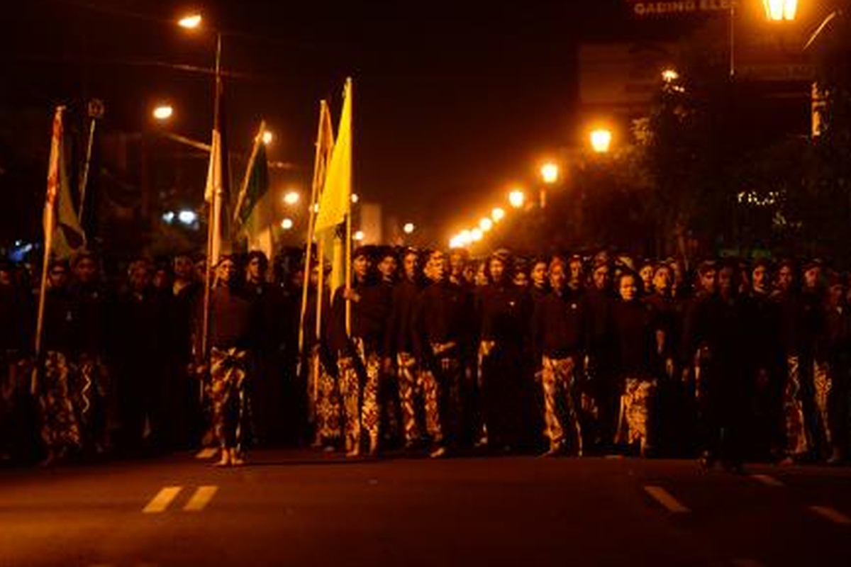 Warga berjalan kaki dalam keheningan mengelilingi kompleks Keraton Yogyakarta, Yogyakarta, saat mengikuti tradisi Tapa Bisu Lampah Mubeng Beteng, Selasa (4/11/2013) dini hari. 