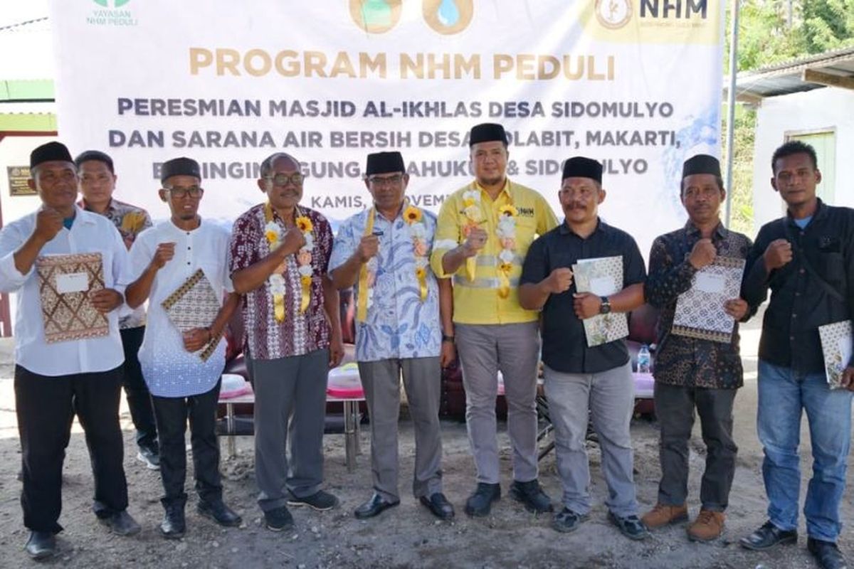 Peresmian revitalisasi Masjid Al-Ikhlas di Desa Sidomulyo serta pembangunan fasilitas air bersih di lima desa di Kecamatan Kao Barat, Kabupaten Halmahera Utara (Halut). Kegiatan diselenggarakan pada Kamis (6/11/2025). 