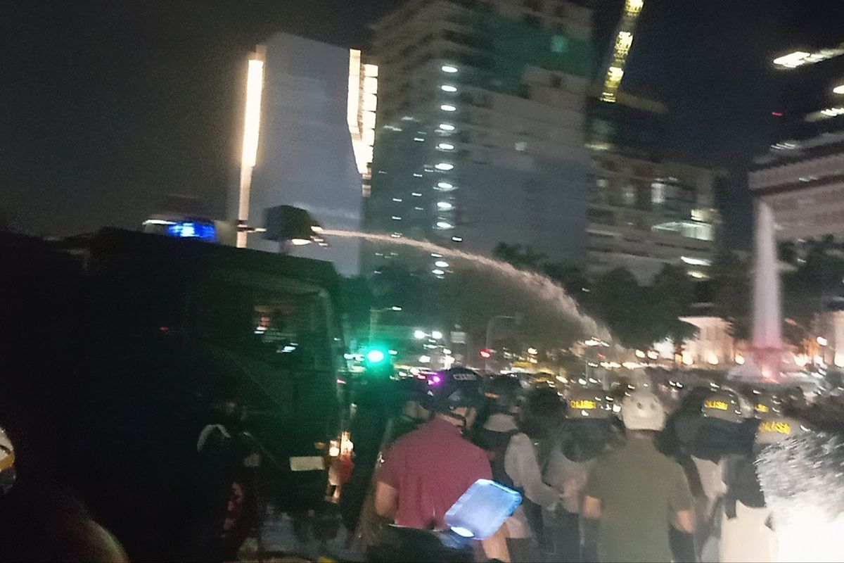 Polisi Bubarkan Aksi Demo Mahasiswa Pakai Water Cannon dan Sekompi Pasukan