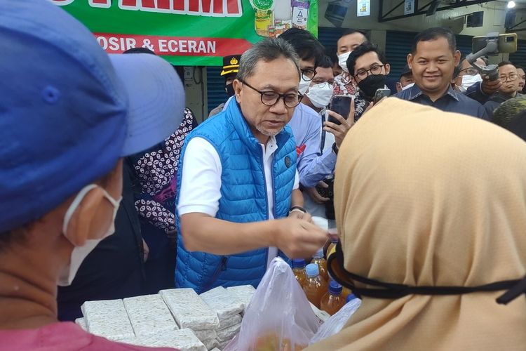 Menteri Perdagangan RI Zulkifli Hasan sidak Pasar Wates, Kabupaten Kulon Progo, Daerah Istimewa Yogyakarta. Mendag borong bahan pangan di pasar lalu dibagikan ke warga.