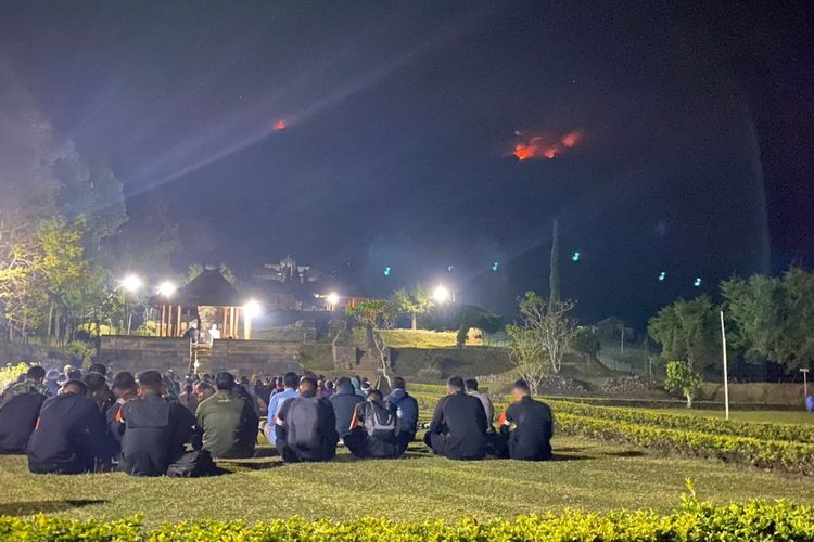 Kebakaran Gunung Lawu di Kabupaten Karanganyar, Jawa Tengah (Jateng) mencapai 100 hektar. Puluhan umat Hindu mengelar doa bersam di Pelataran Candi Cetho, Kecamatan Jenawi, pada Kamis (5/10/2023).
