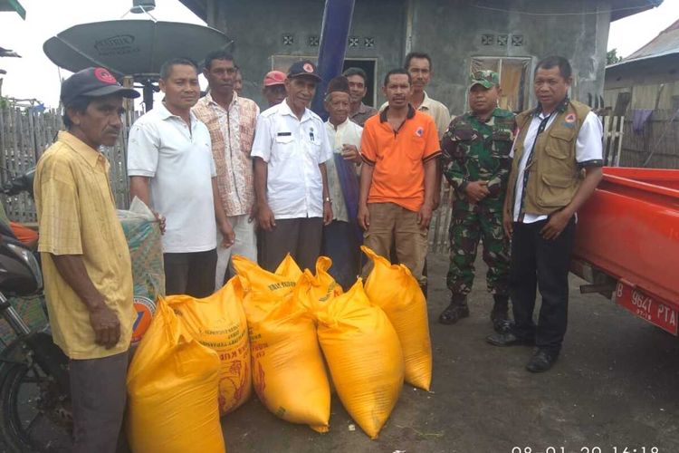 Foto : BPBD Kabupaten Manggarai Timur memberi bantuan tanggap darurat kepada warga yang terkena dampak bencana di Desa Satar Kampas, Kecamatan Lambaleda, Senin (13/1/2019).