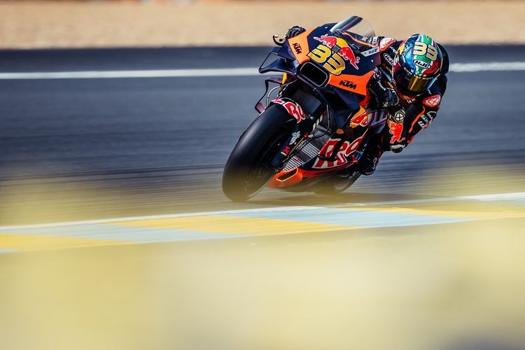 Pebalap Red Bull KTM, Brad Binder, saat berlaga pada MotoGP Perancis 2023.