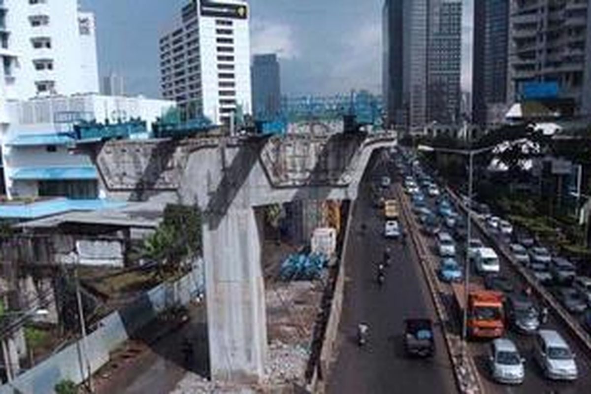 Antrean pengguna jalan yang hendak melintas di bawah tiang-tiang proyek pembangunan Jalan Layang Non Tol Kampung Melayu-Tanah Abang, Jakarta Pusat, Rabu (24/4/2013). Proyek jalan layang sepanjang lebih dari 3 kilometer tersebut telah rampung sekitar 90 persen. Pemprov DKI jakarta menghentikan proyek untuk melakukan audit.

