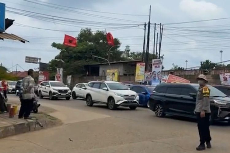 Pihak kepolisian menerapkan one way di jalan Raya Anyer Cilegon untuk mengurai kepadatan kendaraan yang akan keluar dari kawasan Pantai Anyer, Serang, Banten