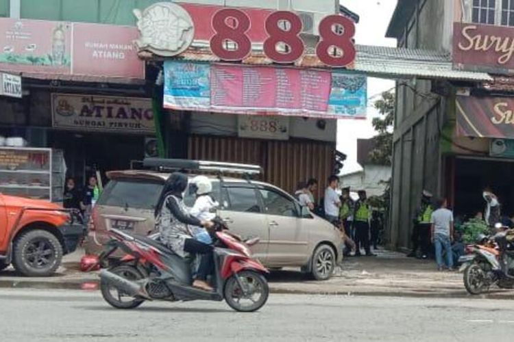 Suasana penangkapan seorang pria terduga terkait ISIS di Jalan Raya Sungai Pinyuh, Kabupaten Mempawah, Kalimantan Barat, Jumat (5/6/2020) sore.